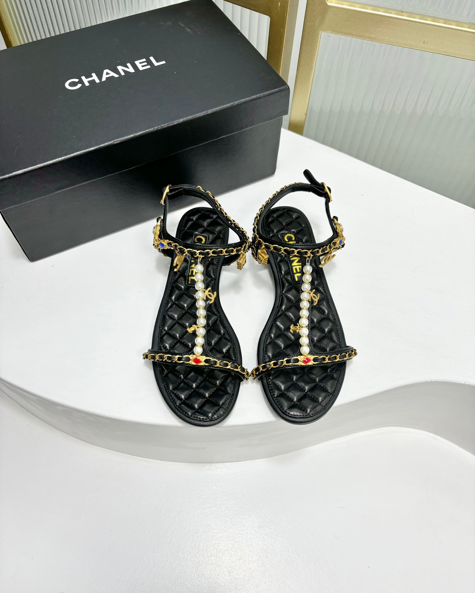 CHANEL SANDALS PEARL CHAIN IN BLACK COWHIDE