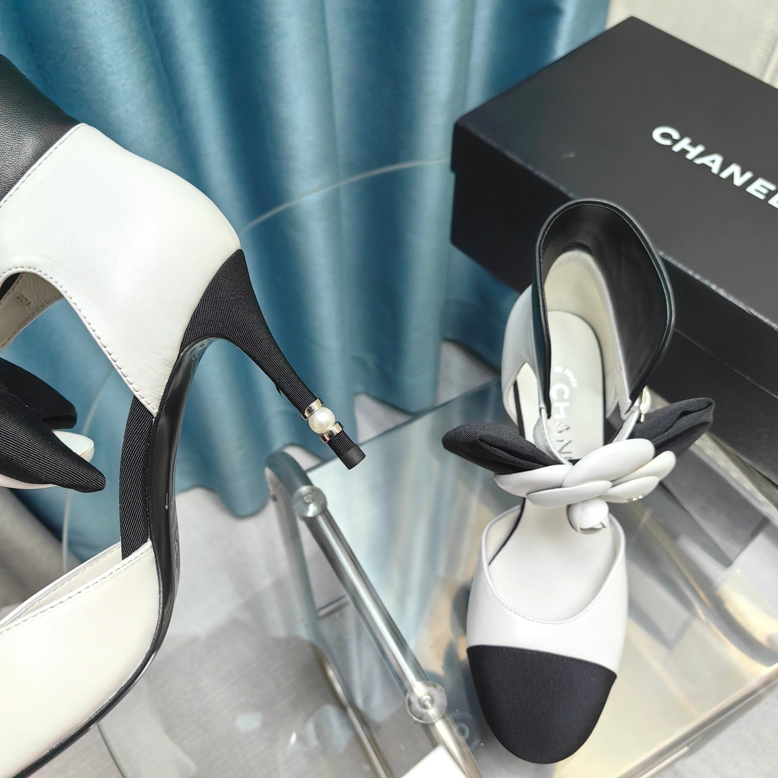 CHANEL HIGH HEELS IN WHITE MIX BLACK SHEEPSKIN WITH FLOWER