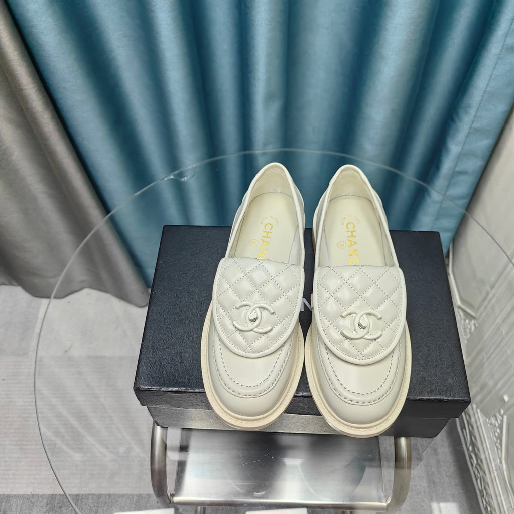 CHANEL MOASINS WHITE QUILTED LAMBSKIN