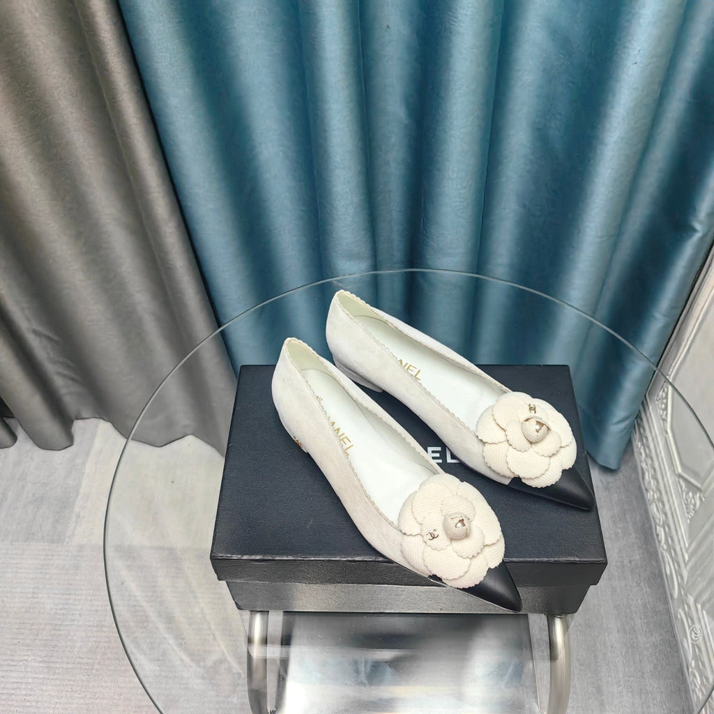 CHANEL BALLET FLAT IN WHITE SUEDE AND BLACK CALFSKIN WITH FLOWER