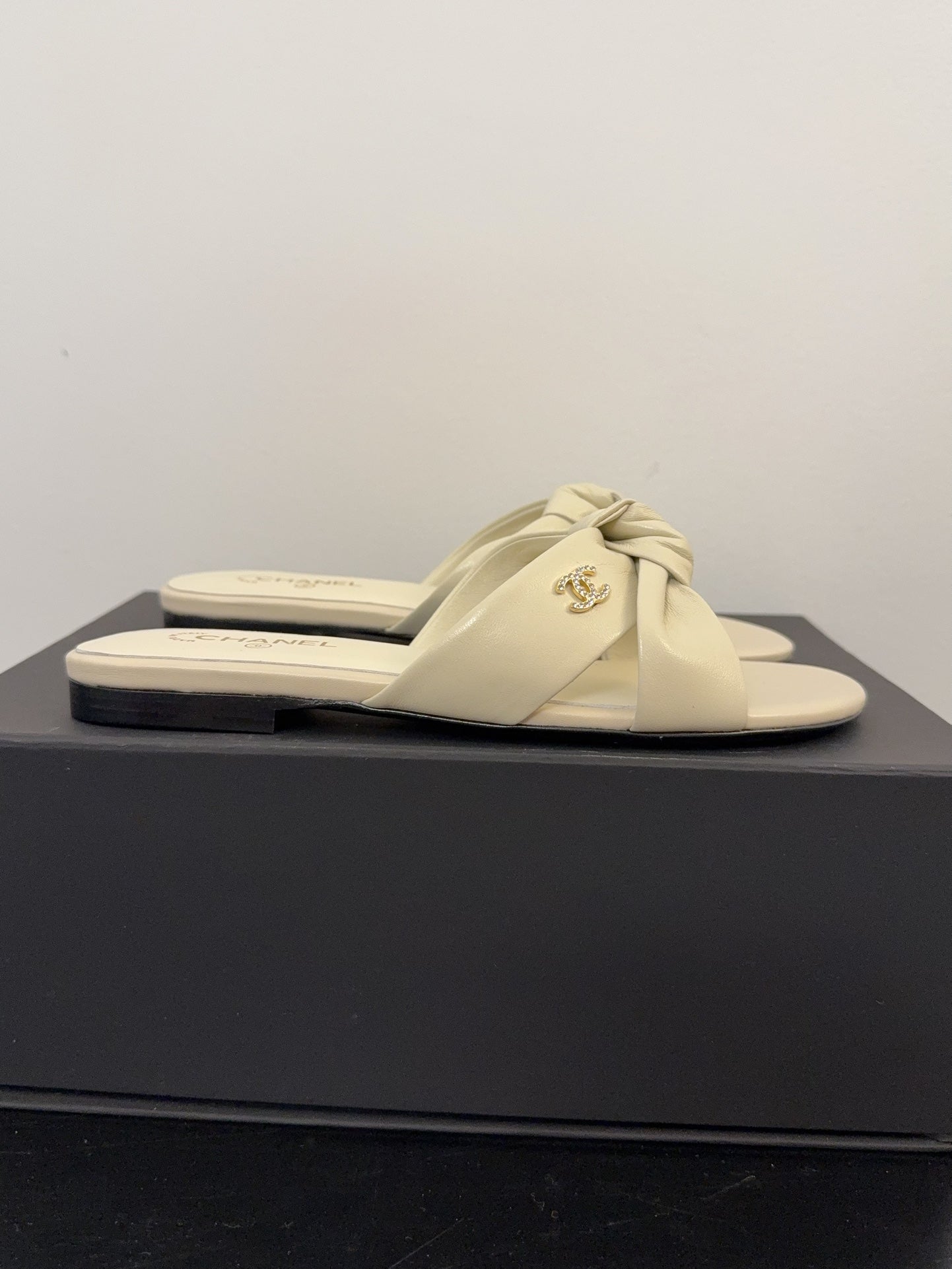 CHANEL LACE MULE 2 CM IN WHITE CREAM LAMBSKIN